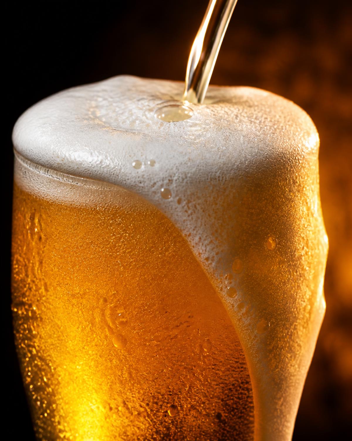 Cerveja gelada com colarinho transbordando